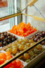 Fruits confits artisanaux Verlet, abricots, cerises et olives confites dans des boîtes en épicerie fine